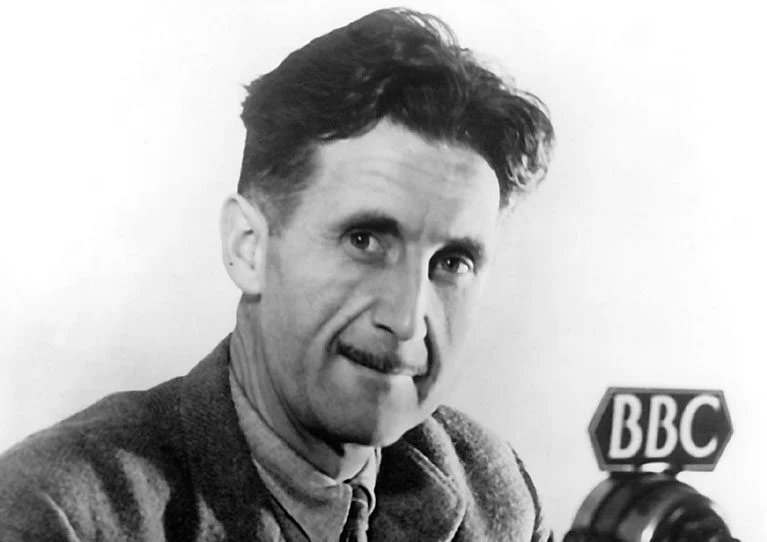 foto de George Orwell no estúdio de rádio da BBC
